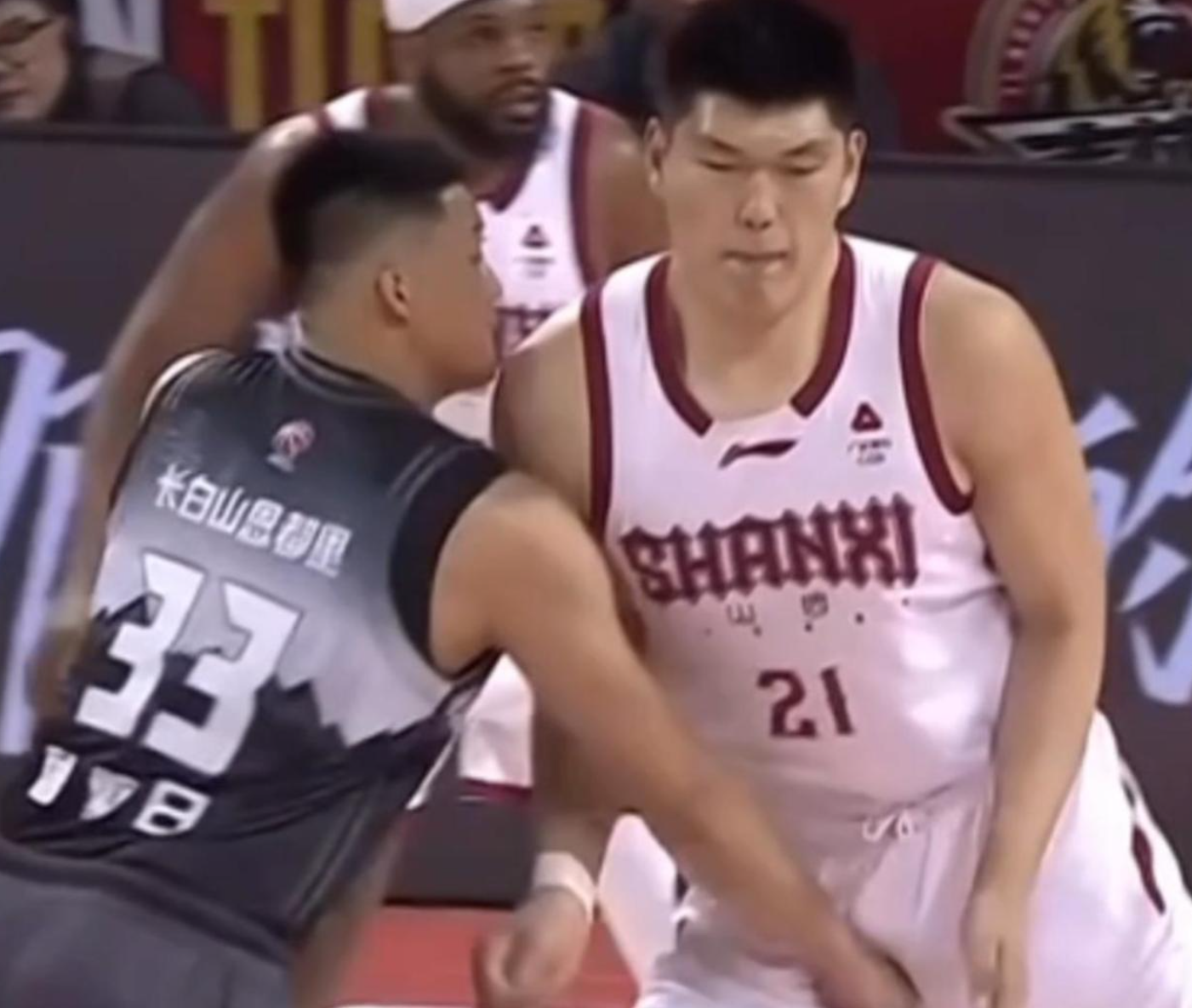 停赛2场罚款10万！曾繁日生涯第二次因掏裆被重罚，但比上次轻！